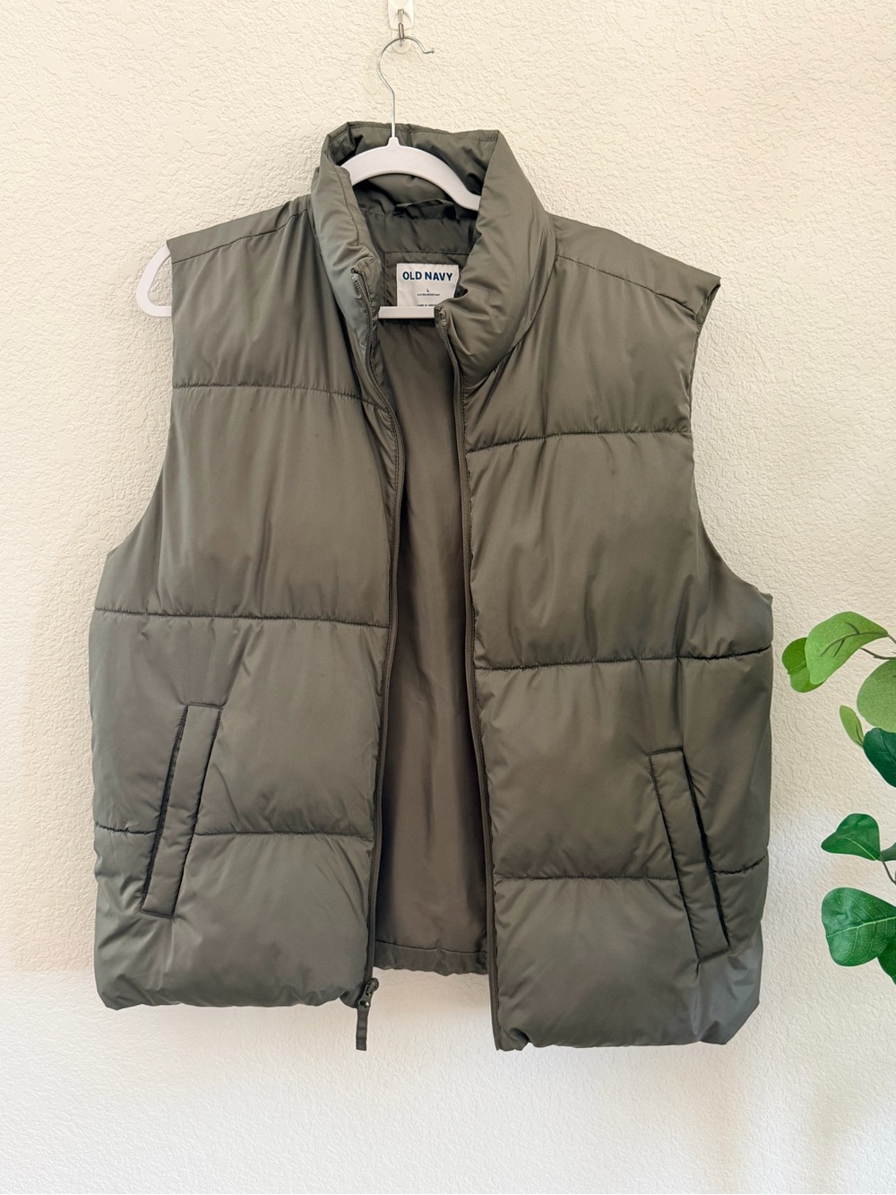 Old Navy Men's Olive Green Quilted Puffer Vest large